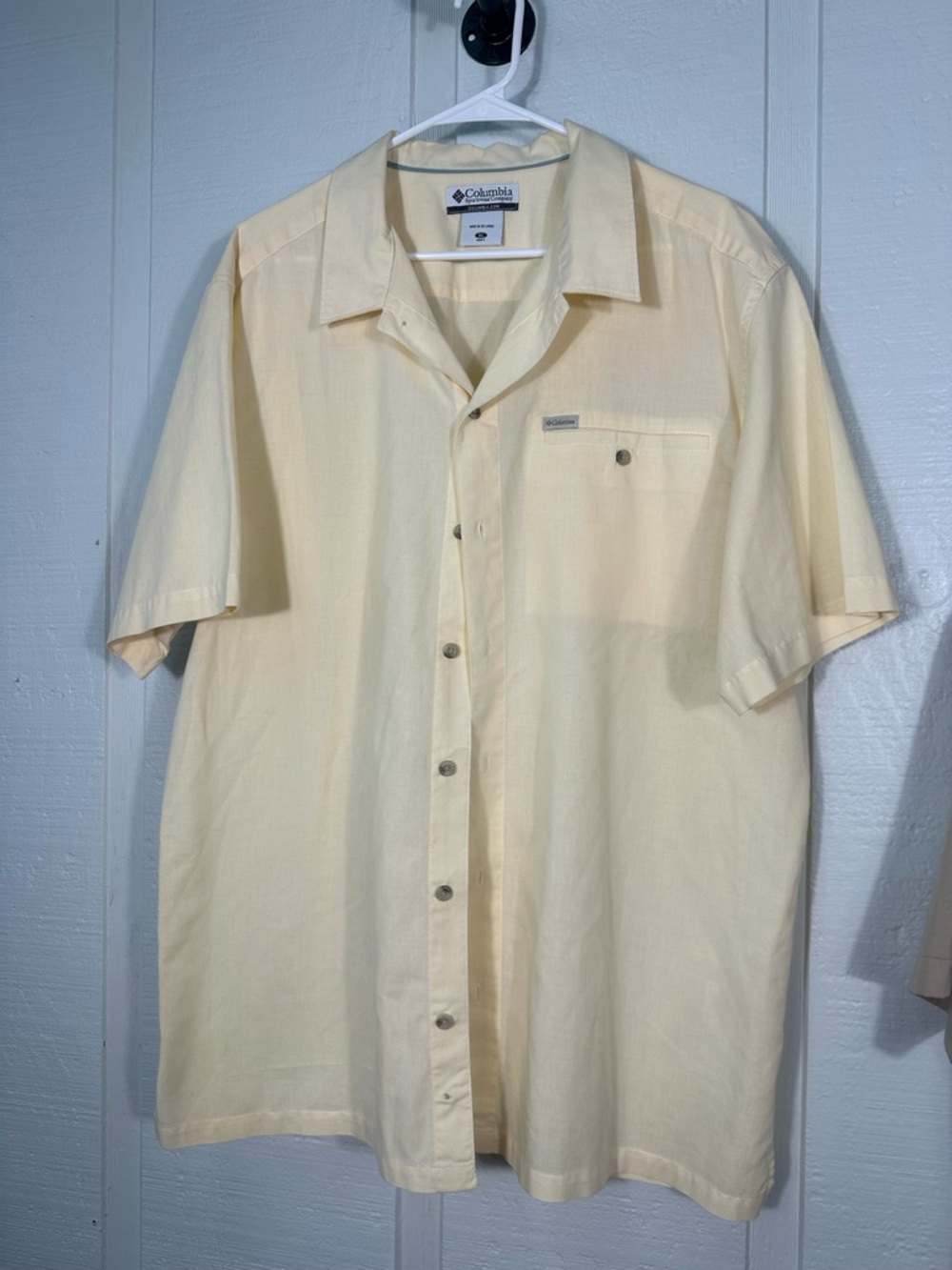 Columbia Men’s Pale Yellow Short Sleeve Shirt Size XL EUC